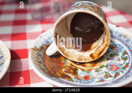 Nahaufnahme des Kaffees, der auf dem Tisch verschüttet wurde Stockfoto
