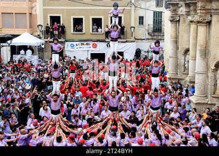 Vendrell, Spanien. Oktober 2023. Die Gruppe „Colla Jove dels Xiquets de Tarragona“ baut während der Fira de Santa Teresa 2023 in El Vendrell einen menschlichen Turm. Seit dem 18. Jahrhundert bauen die Casteller von Katalonien spektakuläre menschliche Türme. Diese Schlösser werden traditionell während der Feste der Region gebaut. Immateriell der Menschheit. Seit 2010 werden die Casteller von der UNESCO als immaterielles Kulturerbe der Menschheit anerkannt. Quelle: SOPA Images Limited/Alamy Live News Stockfoto