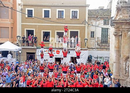 Vendrell, Spanien. Oktober 2023. Die Gruppe „Colla Jove dels Xiquets de Valls“ baut während der Fira de Santa Teresa 2023 in El Vendrell einen menschlichen Turm. Seit dem 18. Jahrhundert bauen die Casteller von Katalonien spektakuläre menschliche Türme. Diese Schlösser werden traditionell während der Feste der Region gebaut. Immateriell der Menschheit. Seit 2010 werden die Casteller von der UNESCO als immaterielles Kulturerbe der Menschheit anerkannt. (Foto: Ramon Costa/SOPA Images/SIPA USA) Credit: SIPA USA/Alamy Live News Stockfoto