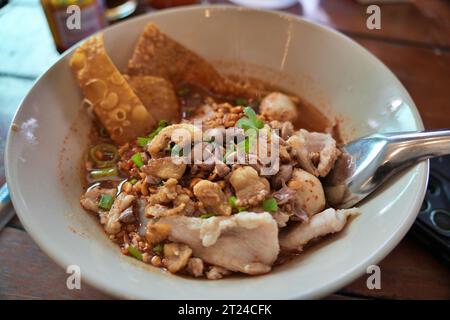 Nudeln mit Schweinefleisch und Fleischbällchen in würziger Suppe oder Tom-Yum-Nudeln im asiatischen Stil Stockfoto