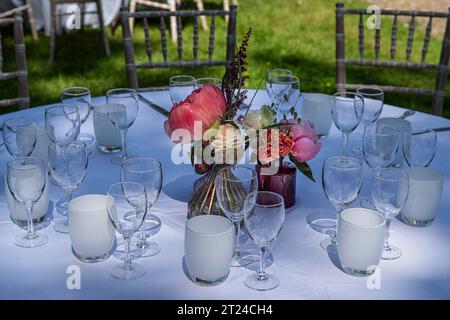 Tisch mit einfachen Blumen für eine Zeremonie oder einen Anlass im Freien im Sommer Stockfoto