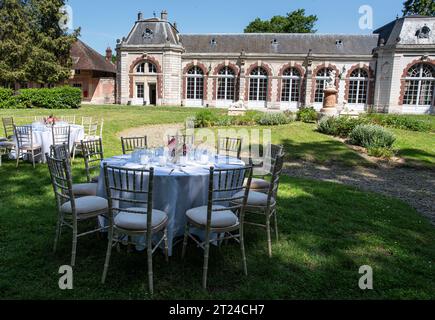 Tisch mit einfachen Blumen für eine Zeremonie oder einen Anlass im Freien im Sommer Stockfoto