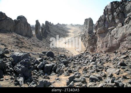 HAMI, CHINA - 15. OKTOBER 2023 - vulkanische Landformen aus der Karbonzeit sind in den Tiefen des Gobi in Hami, Xinjiang, China, am 1. Oktober erhalten Stockfoto