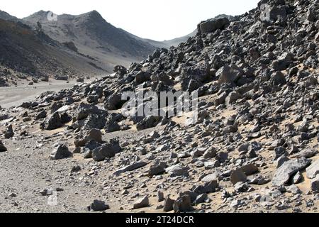 HAMI, CHINA - 15. OKTOBER 2023 - vulkanische Landformen aus der Karbonzeit sind in den Tiefen des Gobi in Hami, Xinjiang, China, am 1. Oktober erhalten Stockfoto