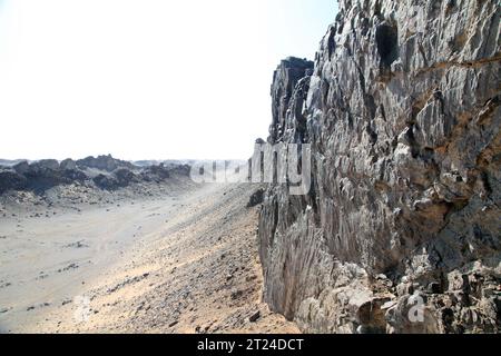 HAMI, CHINA - 15. OKTOBER 2023 - vulkanische Landformen aus der Karbonzeit sind in den Tiefen des Gobi in Hami, Xinjiang, China, am 1. Oktober erhalten Stockfoto