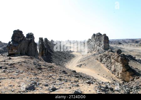 HAMI, CHINA - 15. OKTOBER 2023 - vulkanische Landformen aus der Karbonzeit sind in den Tiefen des Gobi in Hami, Xinjiang, China, am 1. Oktober erhalten Stockfoto