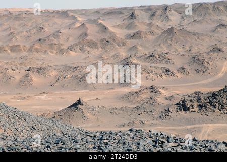 HAMI, CHINA - 15. OKTOBER 2023 - vulkanische Landformen aus der Karbonzeit sind in den Tiefen des Gobi in Hami, Xinjiang, China, am 1. Oktober erhalten Stockfoto