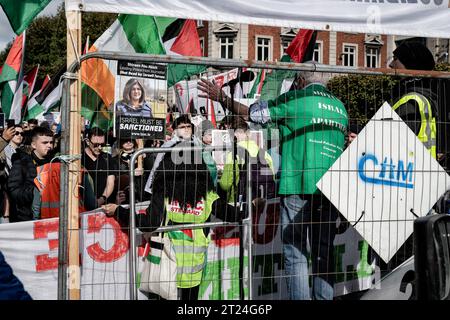 Ein Sprecher der I.P.S.C. (Ireland Palestine Solidarity Campaign) spricht über eine große Krähe, die während der Kundgebung in Dublins O’Connell Street versammelt wurde. Am Samstag, dem 14. Oktober, fand in Dublin ein dritter Tag der Proteste statt, der Solidarität mit dem palästinensischen Volk diente. Tausende von Menschen marschierten von der O'Connell Street durch die Stadt zur israelischen Botschaft, wo Sprecher der palästinensischen und syrischen Gemeinschaft über ihre Erfahrungen und aktuelle Nachrichten von Familienmitgliedern und Freunden in Gaza sowie von Mitgliedern der I.P.S.C. (Irland Palästina-Solidaritätskampagne) berichteten. und Leute vor Profit WHO Stockfoto