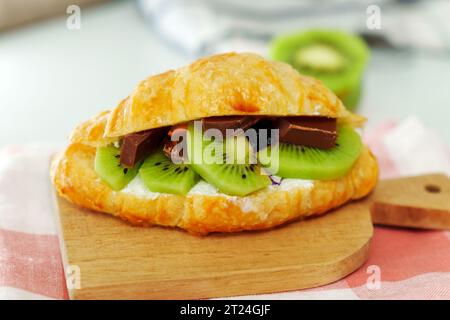 Croissant gefüllt mit Quark, Kiwi Ricotta und Schokolade. Hausgemachte Croissants. Stockfoto