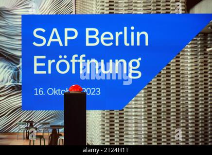 Berlin, Deutschland. Oktober 2023. Vor dem Poster „SAP Berlin“ ist vor der Eröffnung des neuen Berliner Standorts des Softwareunternehmens SAP ein roter Summer zu sehen. Quelle: Soeren Stache/dpa/Alamy Live News Stockfoto