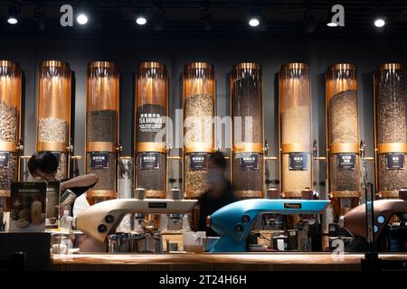 Shop mit verschiedenen frisch gemahlenen Tee, Hongkong, China. Stockfoto