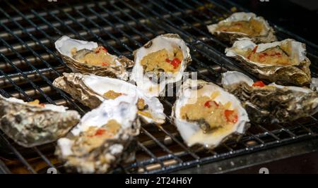 Chinesisches Restaurant mit gegrillten Austern, Hongkong, China. Stockfoto