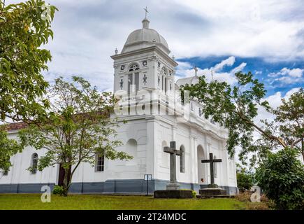 Parroquia San Bartolome Apostol (Pfarrgemeinde St. Bartholomaios the Apostel) ist eine Kirche in Barva, Heredia, Costa Rica. Stockfoto