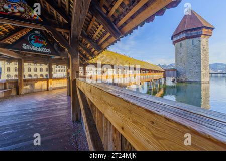 Luzern, Schweiz - 22. Februar 2023: Blick von der Kapellbrücke, dem Fluss Reuss und verschiedenen Gebäuden in Luzern, Schweiz (Painti Stockfoto