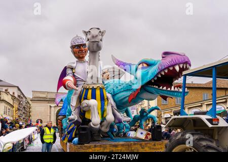 Crema, Italien - 26. Februar 2023: Karnevalsparade mit allegorischem Figurenwagen und Menschenmenge in Crema, Lombardei, Norditalien Stockfoto