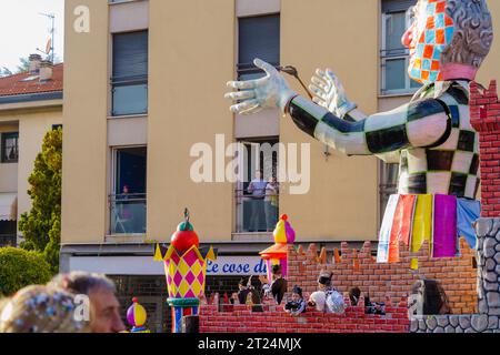 Cantu, Italien - 25. Februar 2023: Karnevalsparade mit allegorischem Figurenwagen in Cantu, Lombardei, Norditalien Stockfoto