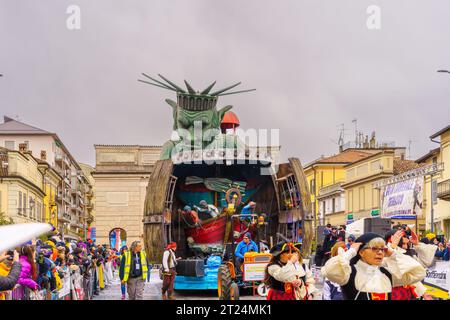 Crema, Italien - 26. Februar 2023: Karnevalsparade mit allegorischem Figurenwagen und Menschenmenge in Crema, Lombardei, Norditalien Stockfoto