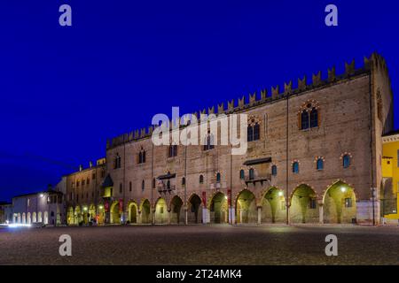 Mantua, Italien - 27. Februar 2023: Abendlicher Blick auf die Piazza Sordello mit lokalen Denkmälern und Unternehmen, Einheimischen und Besuchern in Mantua (Mantova) Stockfoto