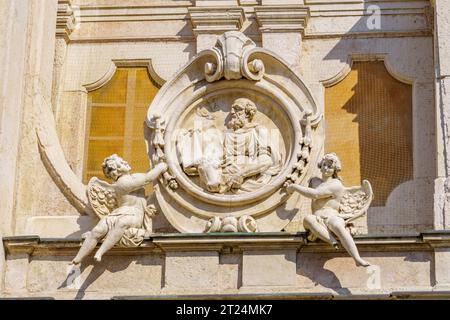 Mantua, Italien - 28. Februar 2023: Ansicht der dekorativen Schnitzerei an der Fassade der Kathedrale in Mantua (Mantova), Lombardei, Norditalien Stockfoto