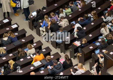 München, Deutschland. Oktober 2023. Studierende nehmen an der Einführungsveranstaltung im Auditorium der Ludwig-Maximilians-Universität Teil. Quelle: Peter Kneffel/dpa/Alamy Live News Stockfoto