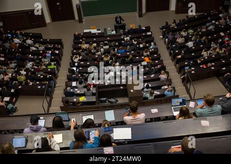 München, Deutschland. Oktober 2023. Studierende nehmen an der Einführungsveranstaltung im Auditorium der Ludwig-Maximilians-Universität Teil. Quelle: Peter Kneffel/dpa/Alamy Live News Stockfoto