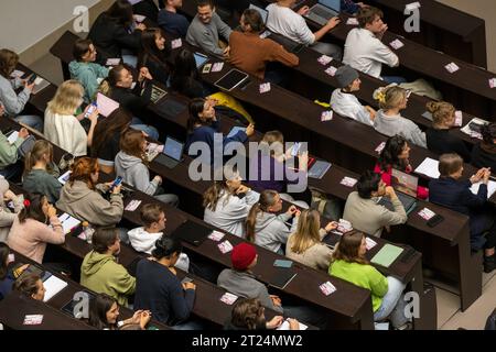 München, Deutschland. Oktober 2023. Studierende nehmen an der Einführungsveranstaltung im Auditorium der Ludwig-Maximilians-Universität Teil. Quelle: Peter Kneffel/dpa/Alamy Live News Stockfoto