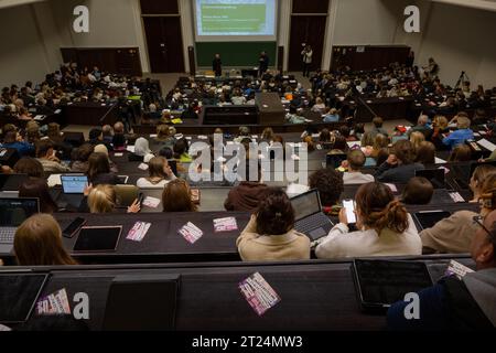 München, Deutschland. Oktober 2023. Studierende nehmen an der Einführungsveranstaltung im Auditorium der Ludwig-Maximilians-Universität Teil. Quelle: Peter Kneffel/dpa/Alamy Live News Stockfoto