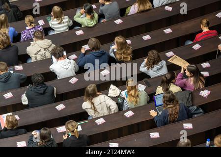 München, Deutschland. Oktober 2023. Studierende nehmen an der Einführungsveranstaltung im Auditorium der Ludwig-Maximilians-Universität Teil. Quelle: Peter Kneffel/dpa/Alamy Live News Stockfoto