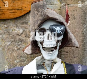 Skelett verkleidet als Pirat mit Augenklappe Stockfoto