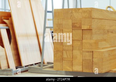 Gestapelte Holzstangen in der Werkstatt der Möbelherstellung Stockfoto