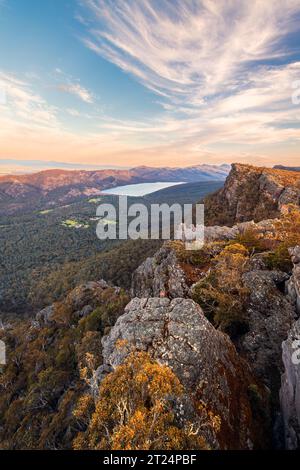 Atemberaubende Grampians National Park Berge mit Lake Bellfield, Blick vom Pinnacle Aussichtspunkt bei Sonnenuntergang, Halls Gap, Victoria, Australien Stockfoto