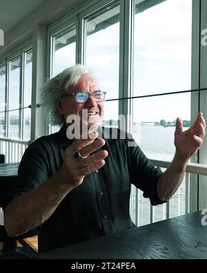 Hamburg, Deutschland. September 2023. Stefan Gwildis, Musiker, spricht während eines Interviews in einem Restaurant. Am 22. Oktober 2023 feiert der Hamburger Musiker und Sänger seinen 65. Geburtstag. (Zu dpa: 'Konzerte fast wie Gottesdienste' - Sänger Stefan Gwildis wird 65') Credit: Franziska Spiecker/dpa/Alamy Live News Stockfoto