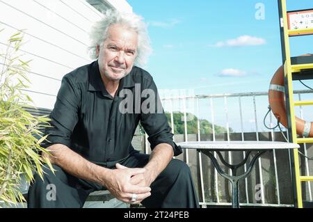 Hamburg, Deutschland. September 2023. Stefan Gwildis, Musiker, sitzt auf einer Bank am Fährhafen Teufelsbrück. Am 22. Oktober 2023 feiert der Hamburger Musiker und Sänger seinen 65. Geburtstag. (Zu dpa: 'Konzerte fast wie Gottesdienste' - Sänger Stefan Gwildis wird 65') Credit: Franziska Spiecker/dpa/Alamy Live News Stockfoto