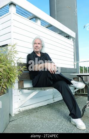 Hamburg, Deutschland. September 2023. Stefan Gwildis, Musiker, sitzt auf einer Bank am Fährhafen Teufelsbrück. Am 22. Oktober 2023 feiert der Hamburger Musiker und Sänger seinen 65. Geburtstag. (Zu dpa: 'Konzerte fast wie Gottesdienste' - Sänger Stefan Gwildis wird 65') Credit: Franziska Spiecker/dpa/Alamy Live News Stockfoto