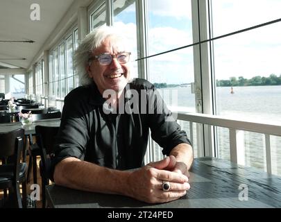 Hamburg, Deutschland. September 2023. Stefan Gwildis, Musiker, spricht während eines Interviews in einem Restaurant. Am 22. Oktober 2023 feiert der Hamburger Musiker und Sänger seinen 65. Geburtstag. (Zu dpa: 'Konzerte fast wie Gottesdienste' - Sänger Stefan Gwildis wird 65') Credit: Franziska Spiecker/dpa/Alamy Live News Stockfoto