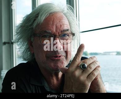 Hamburg, Deutschland. September 2023. Stefan Gwildis, Musiker, spricht während eines Interviews in einem Restaurant. Am 22. Oktober 2023 feiert der Hamburger Musiker und Sänger seinen 65. Geburtstag. (Zu dpa: 'Konzerte fast wie Gottesdienste' - Sänger Stefan Gwildis wird 65') Credit: Franziska Spiecker/dpa/Alamy Live News Stockfoto