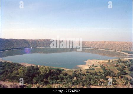 Lonar Lake, auch bekannt als Lonar-Krater, ist ein National Geo-Heritage Monument, Salzlake, Soda Lake, der sich in Lonar im Bezirk Buldhana, Maharashtra, Indien befindet. Der Lonar Lake ist ein Astrobleme, der durch einen Meteoriteneinschlag während des pleistozänen Epochs entstanden ist. Stockfoto