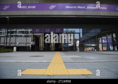 **CHINESISCHES FESTLAND, HONGKONG, MACAU UND TAIWAN OUT** die Eröffnungszeremonie für das 4. Asiatische Para Games Village fand in Hangzhou City, Ostchina, statt. Stockfoto