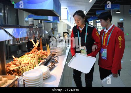 **CHINESISCHES FESTLAND, HONGKONG, MACAU UND TAIWAN OUT** die Eröffnungszeremonie für das 4. Asiatische Para Games Village fand in Hangzhou City, Ostchina, statt. Stockfoto