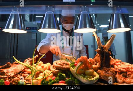 **CHINESISCHES FESTLAND, HONGKONG, MACAU UND TAIWAN OUT** die Eröffnungszeremonie für das 4. Asiatische Para Games Village fand in Hangzhou City, Ostchina, statt. Stockfoto
