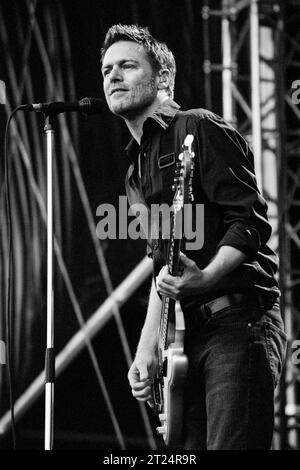 BRYAN ADAMS, CARDIFF, 2002: Bryan Adams spielte am 21. Juli 2002 ein Open-Air-Konzert im Cooper's Field in Cardiff, Wales. Der kanadische Rocker tourte mit seinem Album Spirit: Hallion of the Cimarron. Foto: Rob Watkins Stockfoto