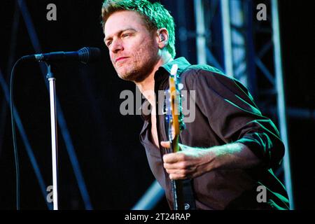 BRYAN ADAMS, CARDIFF, 2002: Bryan Adams spielte am 21. Juli 2002 ein Open-Air-Konzert im Cooper's Field in Cardiff, Wales. Der kanadische Rocker tourte mit seinem Album Spirit: Hallion of the Cimarron. Foto: Rob Watkins Stockfoto