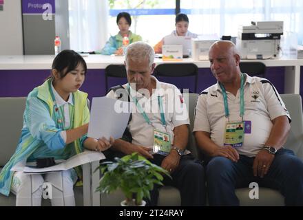 **CHINESISCHES FESTLAND, HONGKONG, MACAU UND TAIWAN OUT** die Eröffnungszeremonie für das 4. Asiatische Para Games Village fand in Hangzhou City, Ostchina, statt. Stockfoto