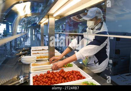 **CHINESISCHES FESTLAND, HONGKONG, MACAU UND TAIWAN OUT** die Eröffnungszeremonie für das 4. Asiatische Para Games Village fand in Hangzhou City, Ostchina, statt. Stockfoto