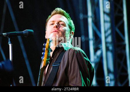 BRYAN ADAMS, CARDIFF, 2002: Bryan Adams spielte am 21. Juli 2002 ein Open-Air-Konzert im Cooper's Field in Cardiff, Wales. Der kanadische Rocker tourte mit seinem Album Spirit: Hallion of the Cimarron. Foto: Rob Watkins Stockfoto