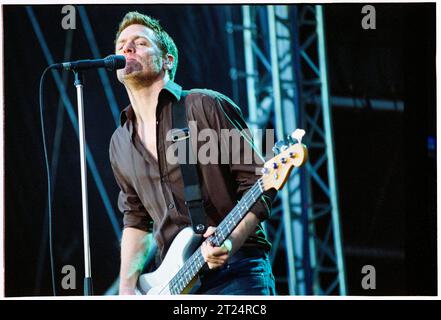 BRYAN ADAMS, CARDIFF, 2002: Bryan Adams spielte am 21. Juli 2002 ein Open-Air-Konzert im Cooper's Field in Cardiff, Wales. Der kanadische Rocker tourte mit seinem Album Spirit: Hallion of the Cimarron. Foto: Rob Watkins Stockfoto