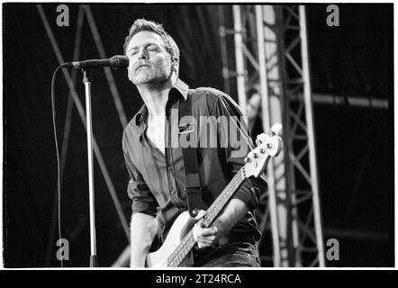 BRYAN ADAMS, CARDIFF, 2002: Bryan Adams spielte am 21. Juli 2002 ein Open-Air-Konzert im Cooper's Field in Cardiff, Wales. Der kanadische Rocker tourte mit seinem Album Spirit: Hallion of the Cimarron. Foto: Rob Watkins Stockfoto