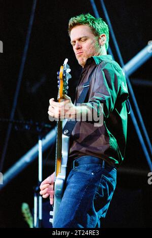 BRYAN ADAMS, CARDIFF, 2002: Bryan Adams spielte am 21. Juli 2002 ein Open-Air-Konzert im Cooper's Field in Cardiff, Wales. Der kanadische Rocker tourte mit seinem Album Spirit: Hallion of the Cimarron. Foto: Rob Watkins Stockfoto