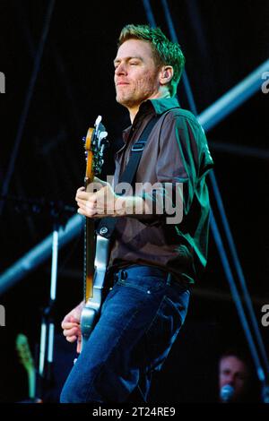 BRYAN ADAMS, CARDIFF, 2002: Bryan Adams spielte am 21. Juli 2002 ein Open-Air-Konzert im Cooper's Field in Cardiff, Wales. Der kanadische Rocker tourte mit seinem Album Spirit: Hallion of the Cimarron. Foto: Rob Watkins Stockfoto