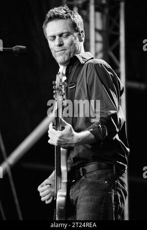 BRYAN ADAMS, CARDIFF, 2002: Bryan Adams spielte am 21. Juli 2002 ein Open-Air-Konzert im Cooper's Field in Cardiff, Wales. Der kanadische Rocker tourte mit seinem Album Spirit: Hallion of the Cimarron. Foto: Rob Watkins Stockfoto